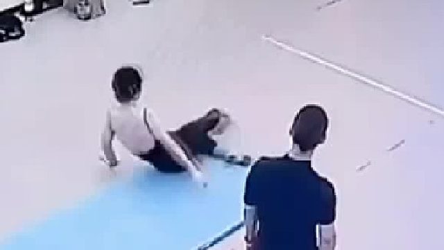 舞蹈课上学生出现失误，老师当即来了一段“表演”