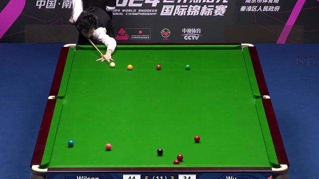 被逼到绝境！吴宜泽长台上手，强行挽救赛点，凯伦威尔逊：真顽强