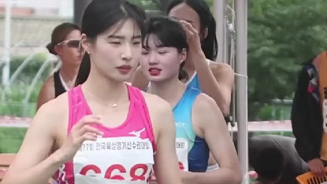 大学生运动会田径美女400米接力赛前热身运动受伤