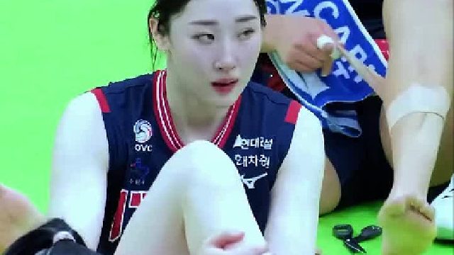 排球联赛女排姑娘赛后放松肌肉休息