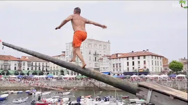 极限独木桥挑战，只要跑到桥头薅下小红旗，1万美刀就能抱回家