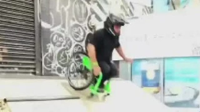 人生不过短短三万多天，再不疯狂就老了.