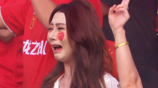 女球迷哭了！U23国足上演奇迹首进4强，点球大战淘汰乌兹