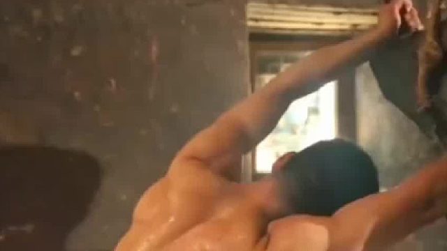 请用你的申论能力描述下列场景！ 结合下面文章学习效果更佳~ “晨光熹微，匠心独运，工人们以传统技艺完成使命，传承千年的工艺在现代车间中焕发新生。文化传承不是一蹴