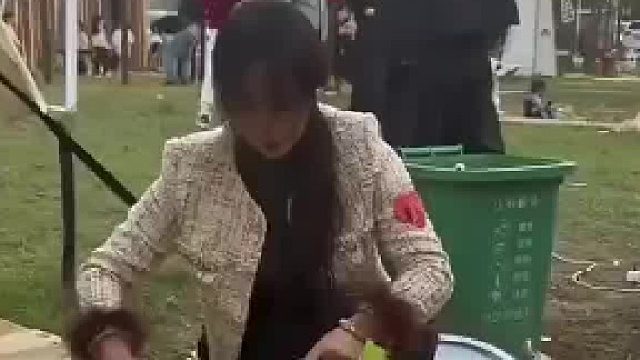 女子：我看没人做，我主动去做了