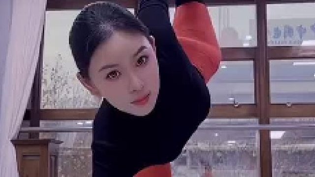 挑战高难度瑜伽动作，柔美与力量并存！