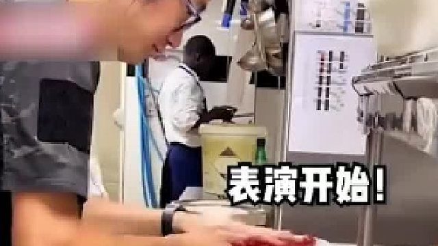 中国厨师切番茄惊艳老外！手法快准狠，不愧是中国速度