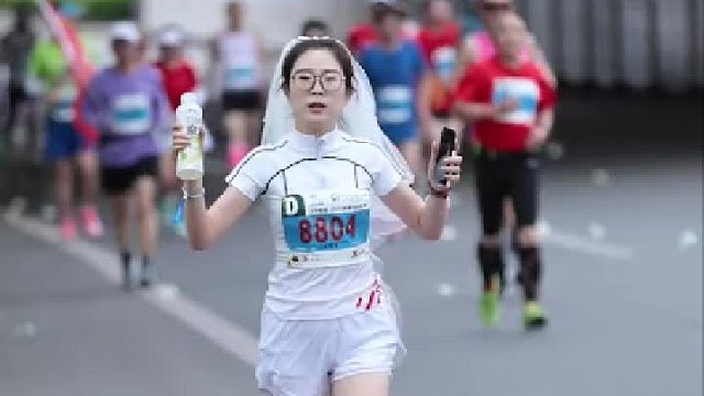 带头纱跑完四十二公里，联想到美好的爱情故事！