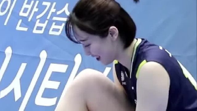 女排姑娘艺琳在比赛中摔得大腿都青一块紫一块