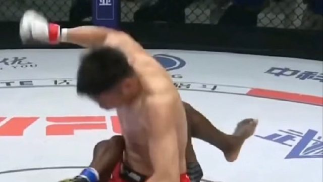 黑人壮汉欺负中国选手不仅辱骂还恶意推搡