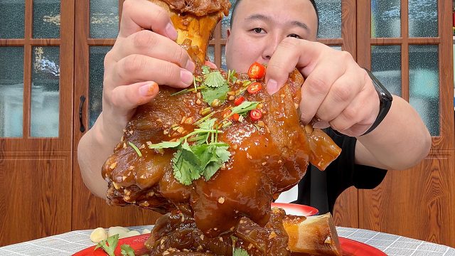 宵夜不知道该吃点什么，来根霸王牛蹄软糯Q弹，胶原蛋白满满。