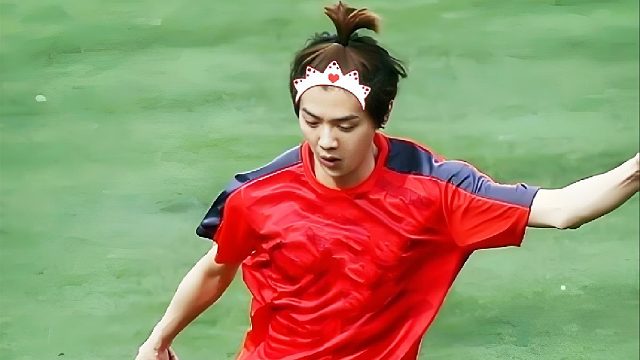 啥水平？鹿晗射门只进高难度，单刀不进尴尬吐舌头！