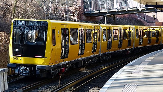 穿过勃兰登堡门 德国柏林地铁系统U-Bahn