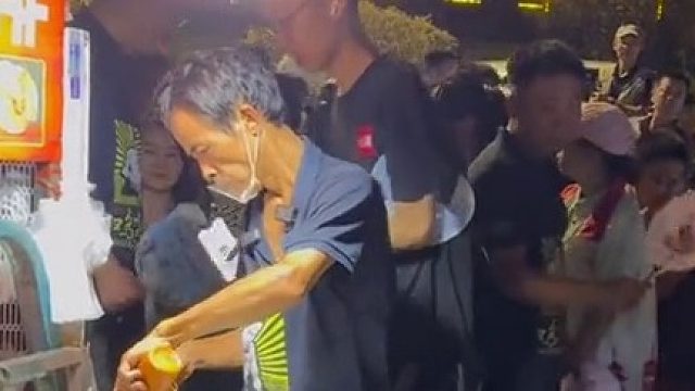 一个人的体力是抗不住整天的劳作的。