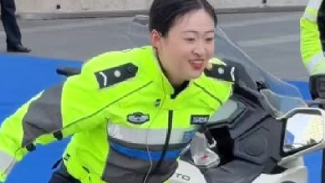 600斤的大摩托小伙子都扶不起来，苗条的女骑