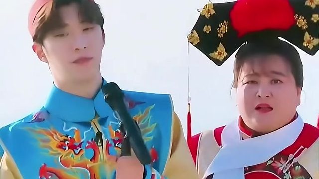 周深：我竟然和麦一样高！