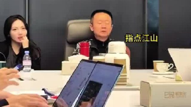 董事长爸爸带着女儿参加公司年度会议，一个嘴巴不停一个嘴巴不停