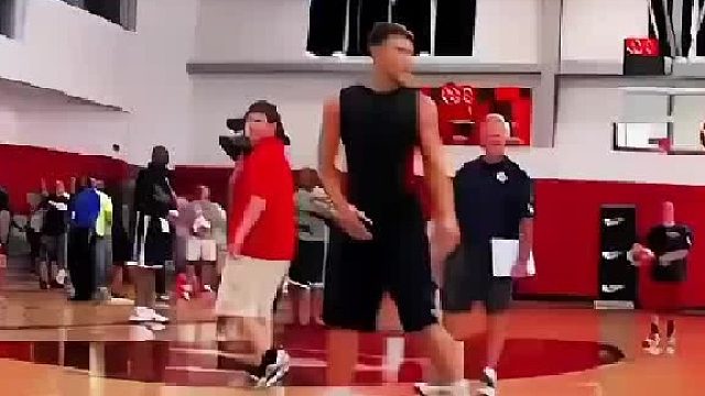 回顾格里芬早年自投猛扣点燃赛场狂热