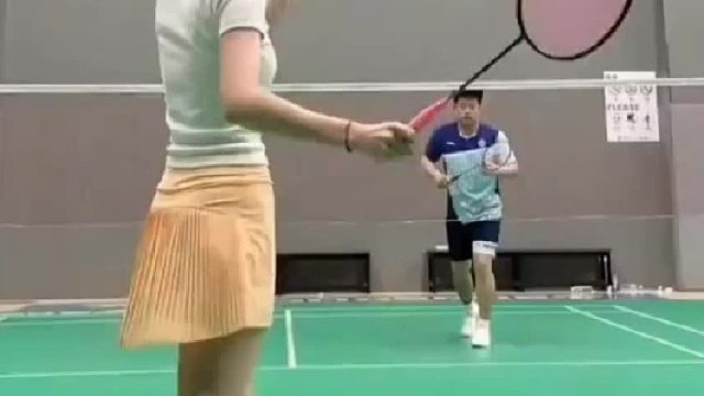 这样打羽毛球，是吧
