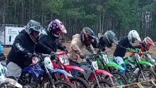 想抢跑被拦住了吧