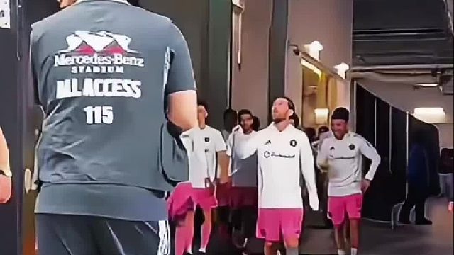 梅西C罗分别对球迷扔球衣的反应，真的是天壤之别