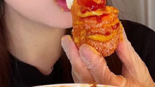 芝士棒配海鲜面芝士球炸鸡吃吃～