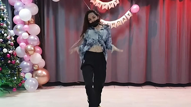 俄罗斯姑娘才艺表演24.02.15_王者(安妮亚)00