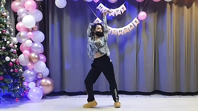 俄罗斯姑娘才艺表演24.02.15_王者(安妮亚)01