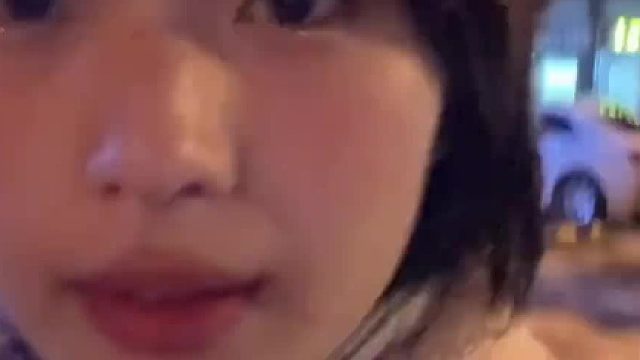 第一次见面就愿意跟你亲亲抱抱