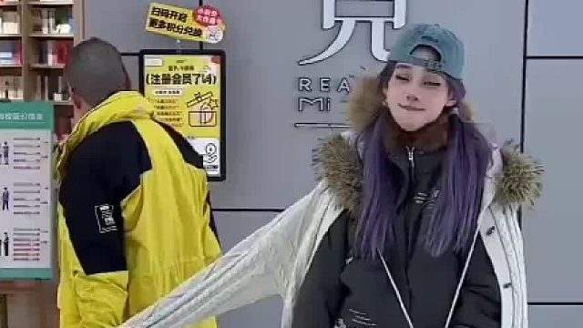 大叔和女生擦肩而过，意外拉住了她的“手”，，，，