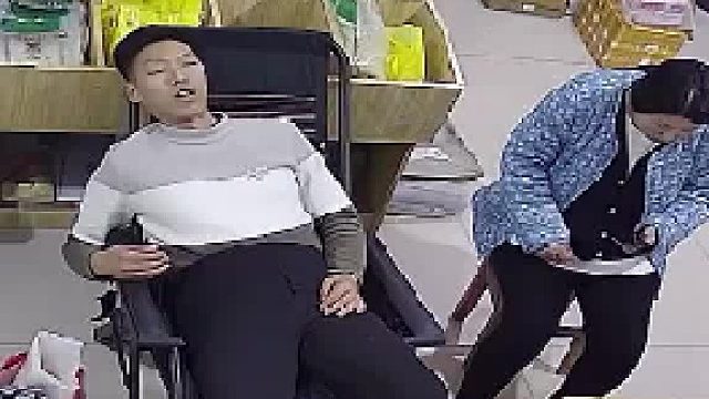 都告诉你了别坐我旁边….