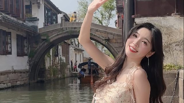 风吹起发丝的弧度，刚好撩动了我的心。