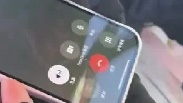 女生一群人捡到一个男生手机，立马戏精附体让找来的宝宝当场沉默