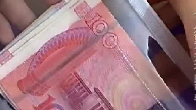 网友在英国花5英镑买了一袋子的人民币，感觉自己就快发财了