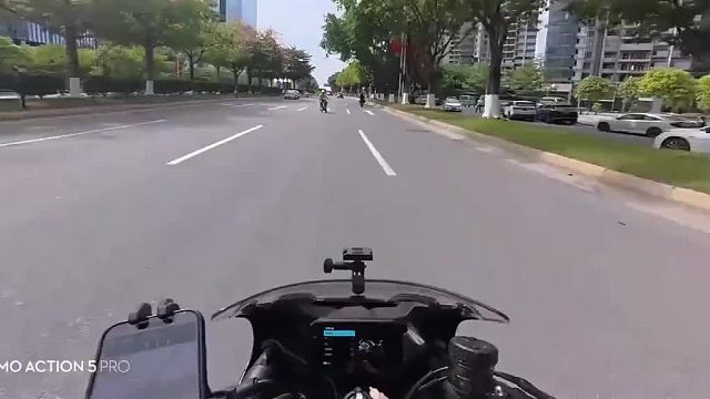 无牌无证，还逆行，都是摩托车的错！