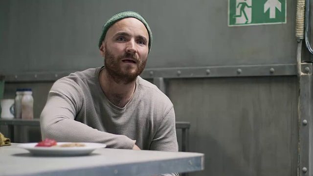 男人只是看了一眼滚动的豆子，竟发现了一个可怕的秘密！