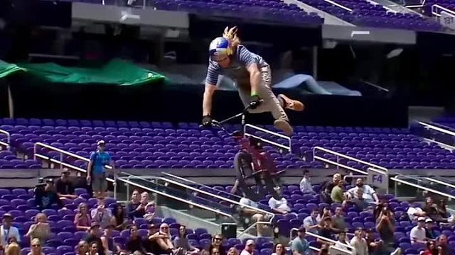 极限小轮车特技挑战赛，只要你不怕摔，就有可能赢得十万美刀