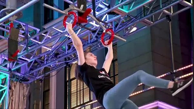 26岁的农民工和16岁的小姐姐，挑战极限闯关，谁会更胜一筹呢