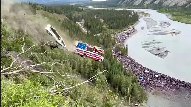 报废汽车跳崖挑战，车子飞的最远的，主人就能获得十万美刀奖励