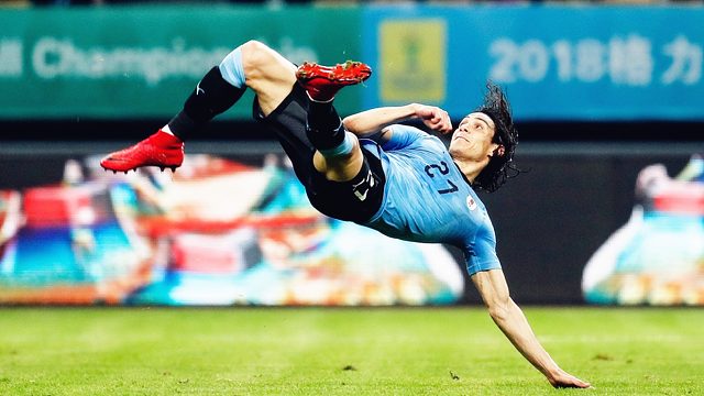 只进高难度！卡瓦尼在中国球迷面前：秀潇洒倒钩破门