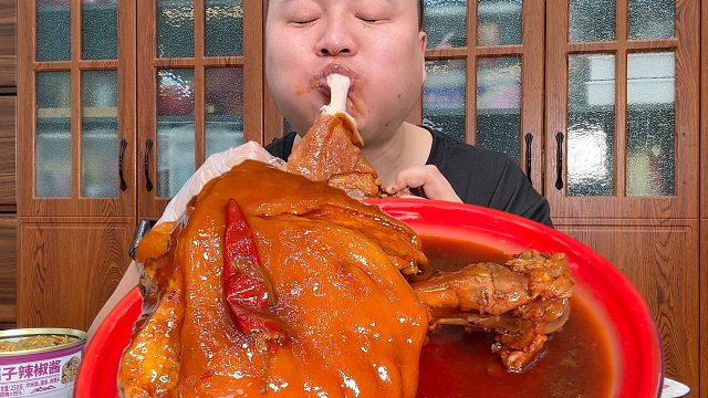 老丈人送来三个大肘子，阿强做酱肘子，梅菜扣肉拌米饭，超级过瘾