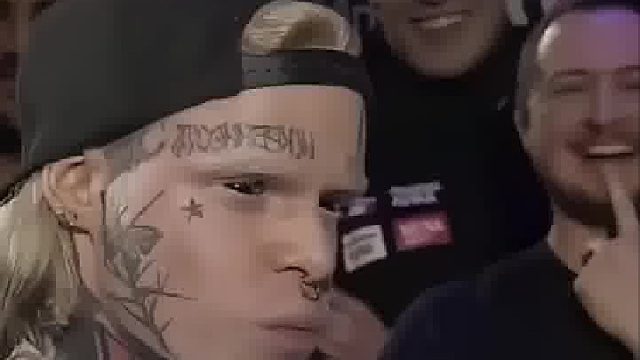 一下子给粉底飞出来了。