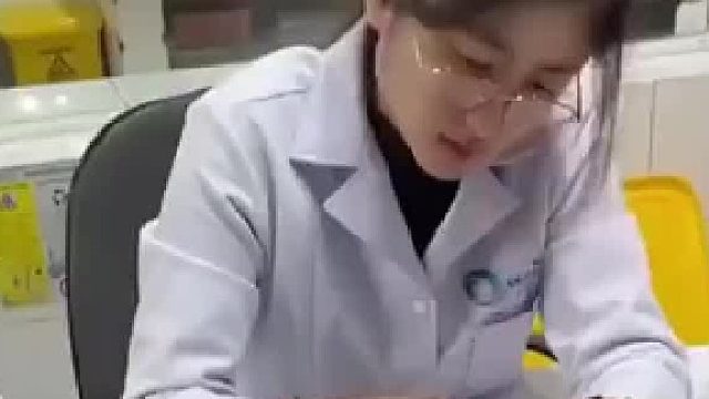 采血瞬间，医护人员的专业惊艳了网友……………？