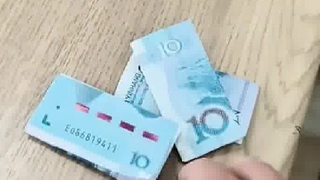 顾客吃了28元 放下三张十元，等老板去收桌才发现猫腻