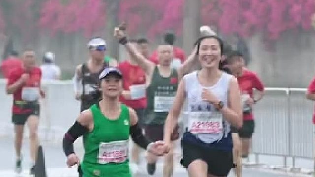 老公不跑步没关系，可以牵着闺蜜的手跑