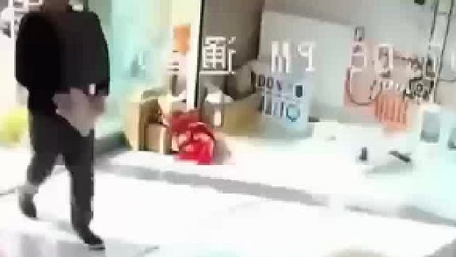 陌生男进店借厕所手拿的袋子滴的一声