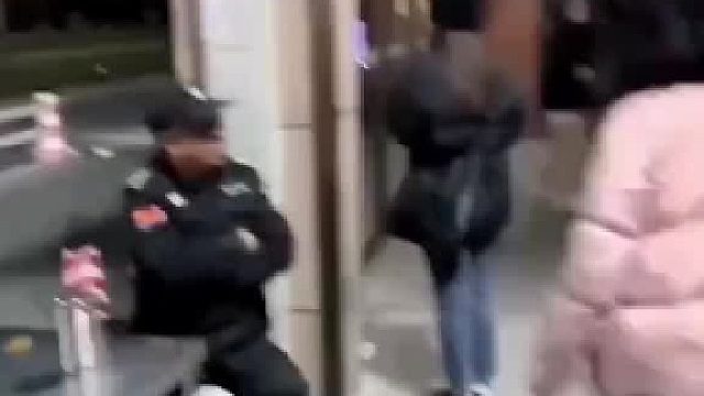 男生回学校让大爷说