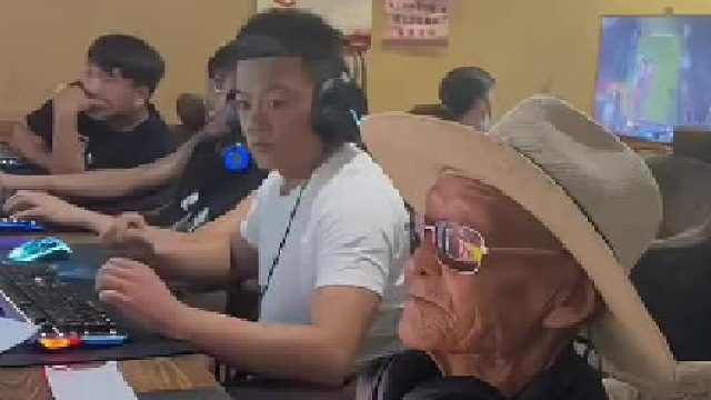 玩剑圣的不一定是小学生，也有可能是你大爷