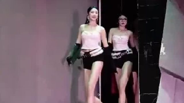 网友：看中哪个带眼镜的了