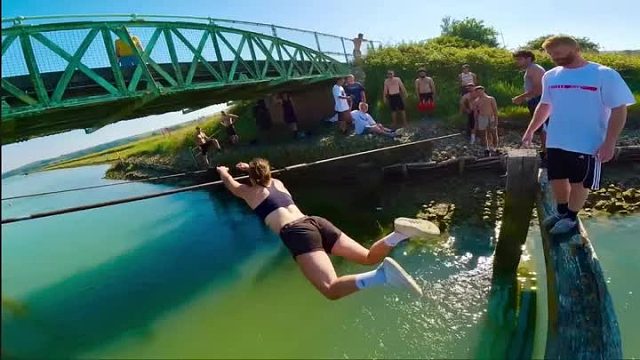 这是一场不可思议的跳跃挑战，抓到钢管并且原路返回，就挑战成功